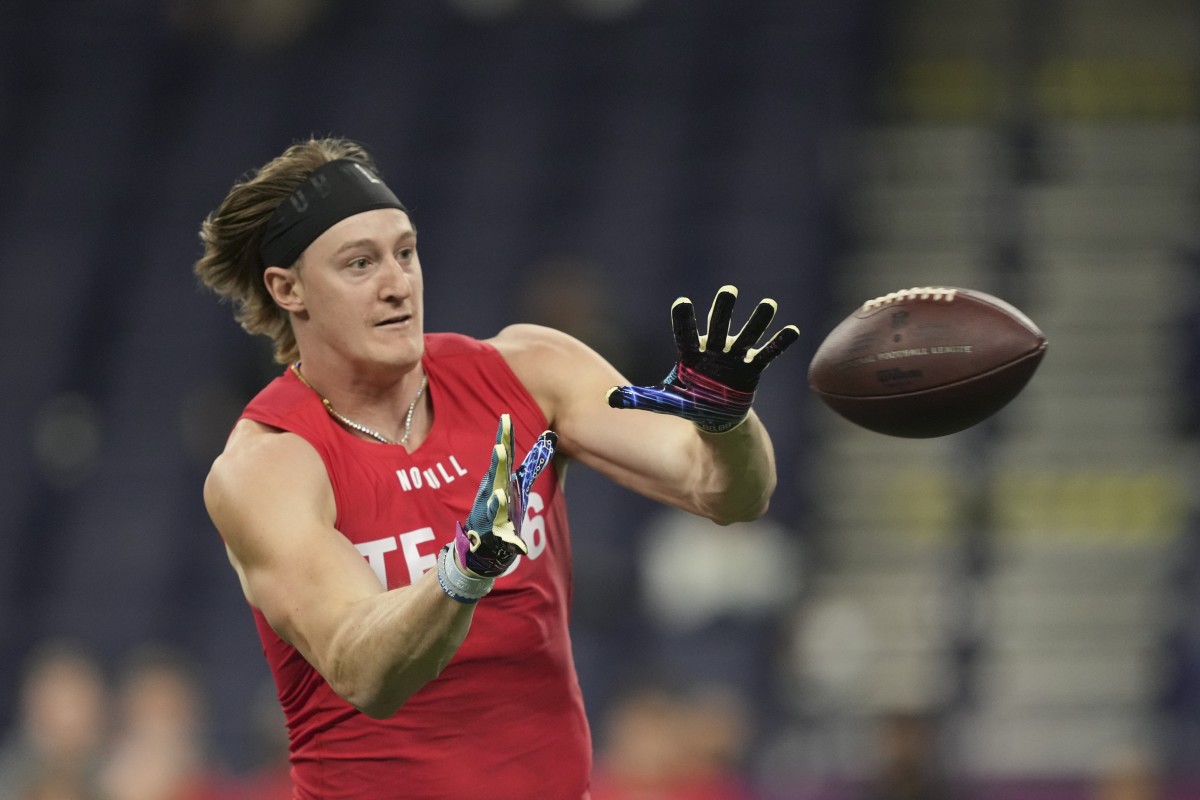 Mar 4, 2023; Indianapolis, IN, USA; Old Dominion tight end Zack Kuntz (TE06) participates in drills at Lucas Oil Stadium. Mandatory Credit: Kirby Lee-USA TODAY Sports